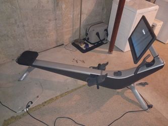 2022 Hydrow Pro Rowing Machine Very Good Condition 51-200 Rides - East Hartford, CT