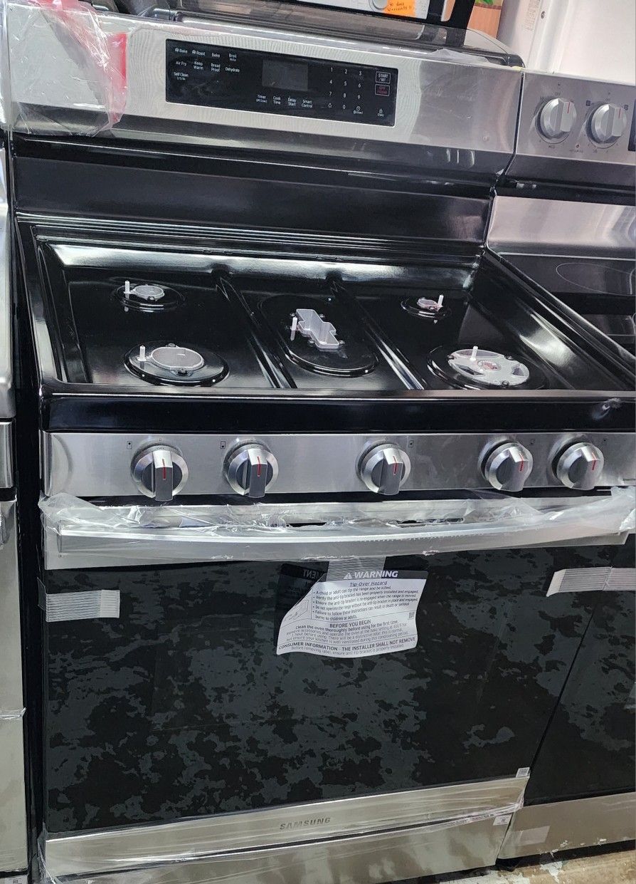 Samsung GAS Stove With 5 Burners In Black And Stainless Steel