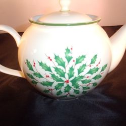 Lenox Dimensions Collection HOLIDAY Holly Berry 40 Oz Teapot & Lid Christmas