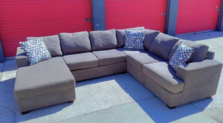 DELIVERY AVAILABLE ! Beautiful Gray Sectional