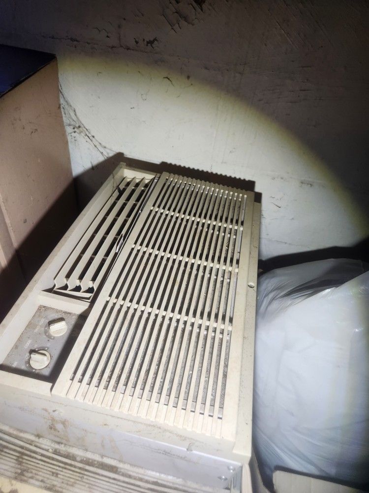 Window Ac Unit ,Works And Blows Ice Cold
