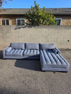 Like new condition sectional couch / free delivery