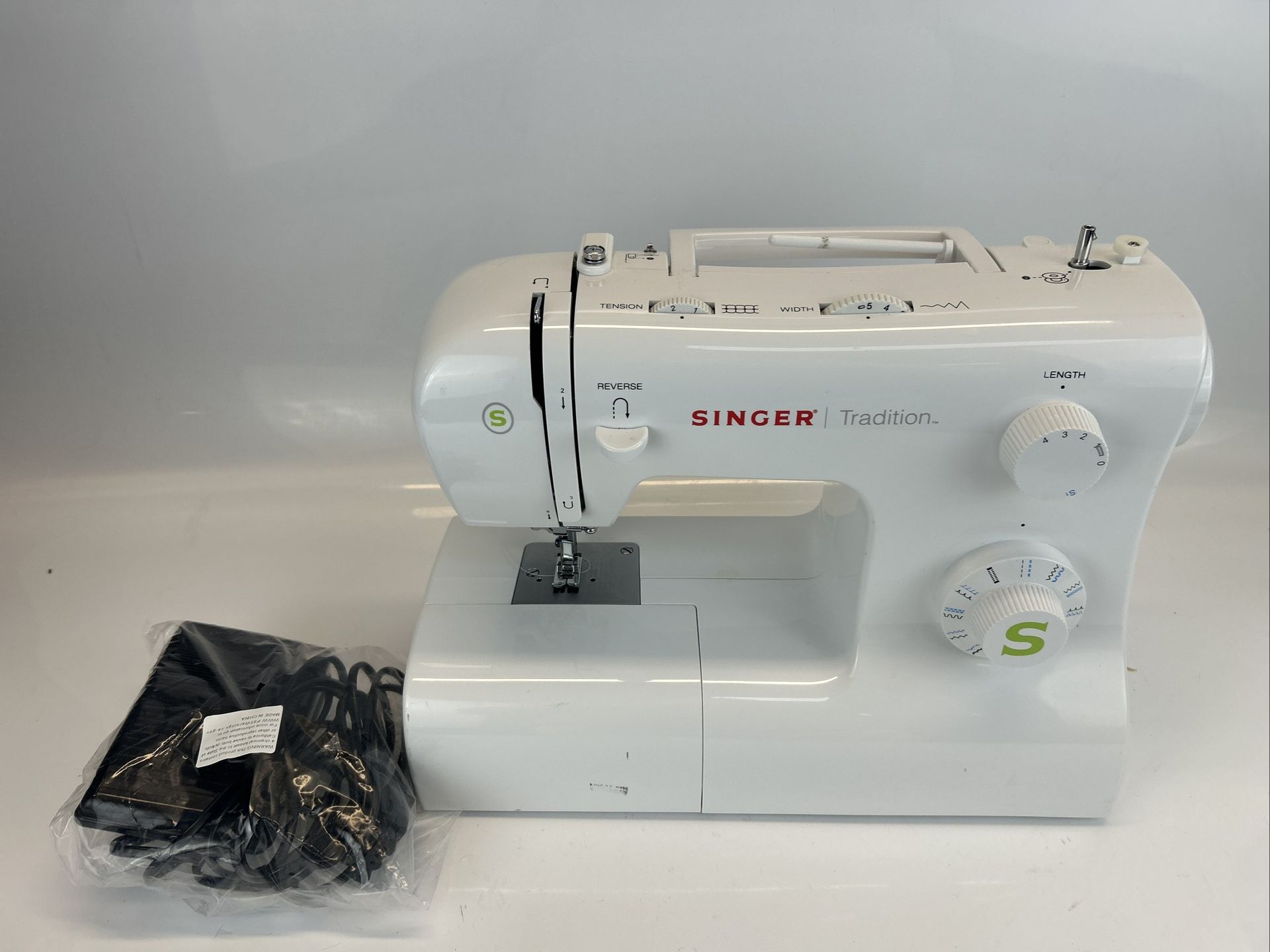SINGER Tradition 2277 Sewing Machine – Working – Broken Housing – Pedal + Extras