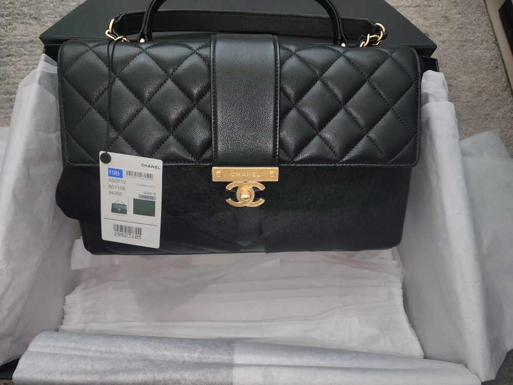 ✨ Chanel 19B Flap Bag with Top Handle – Black Quilted Lambskin, Gold Hardware – New in Box with Receipt ✨