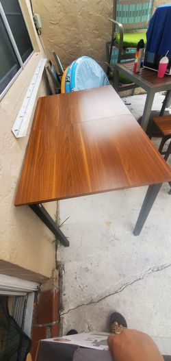 Free like new. dining table. Pick up today... near the Guitar Hotel... Sterling Rd and 441