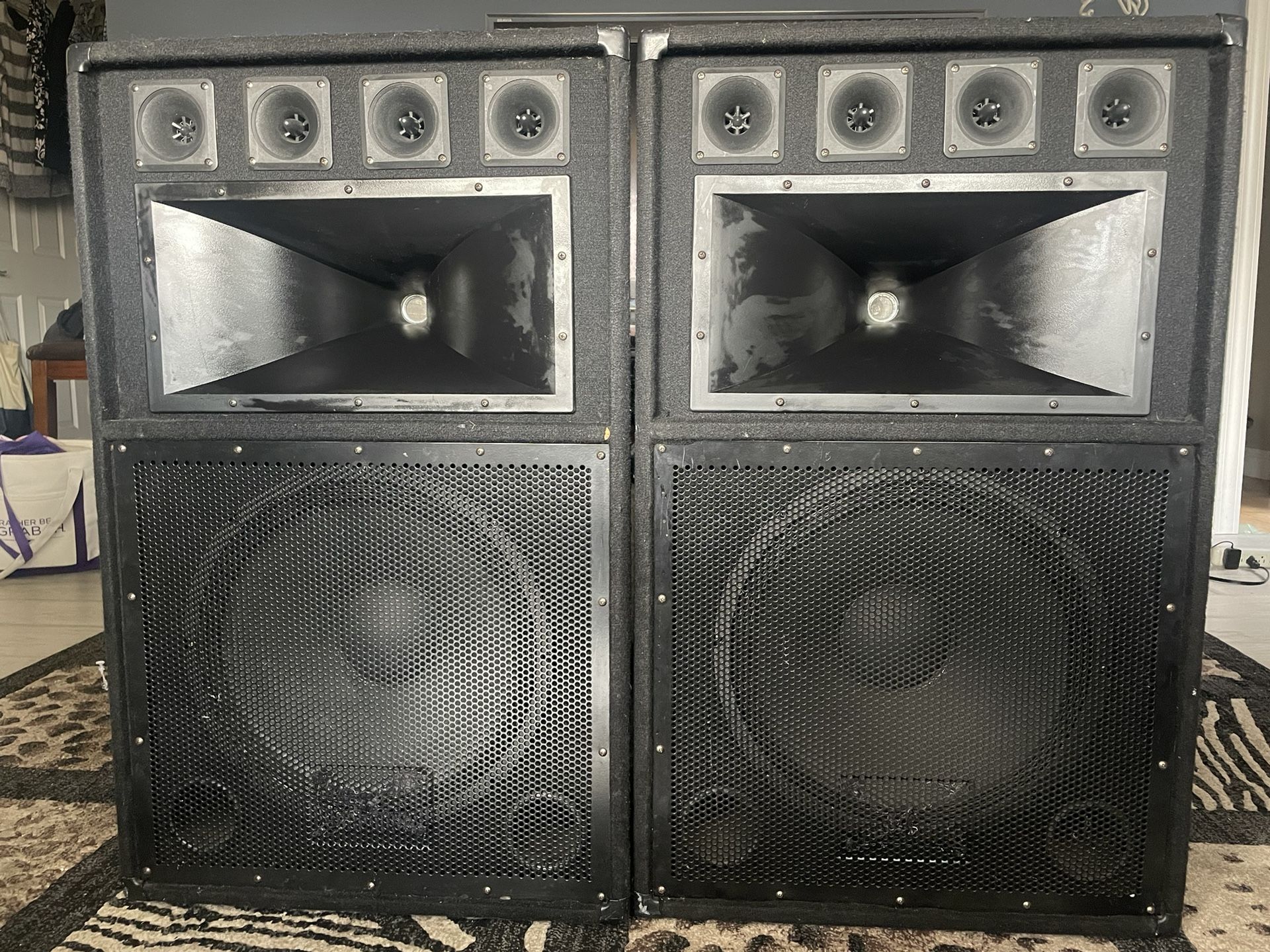DFX 4-way 700 Wass Max Speaker,s