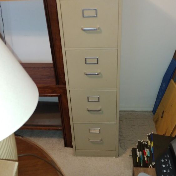 4 Drawer File Cabinet    no lock