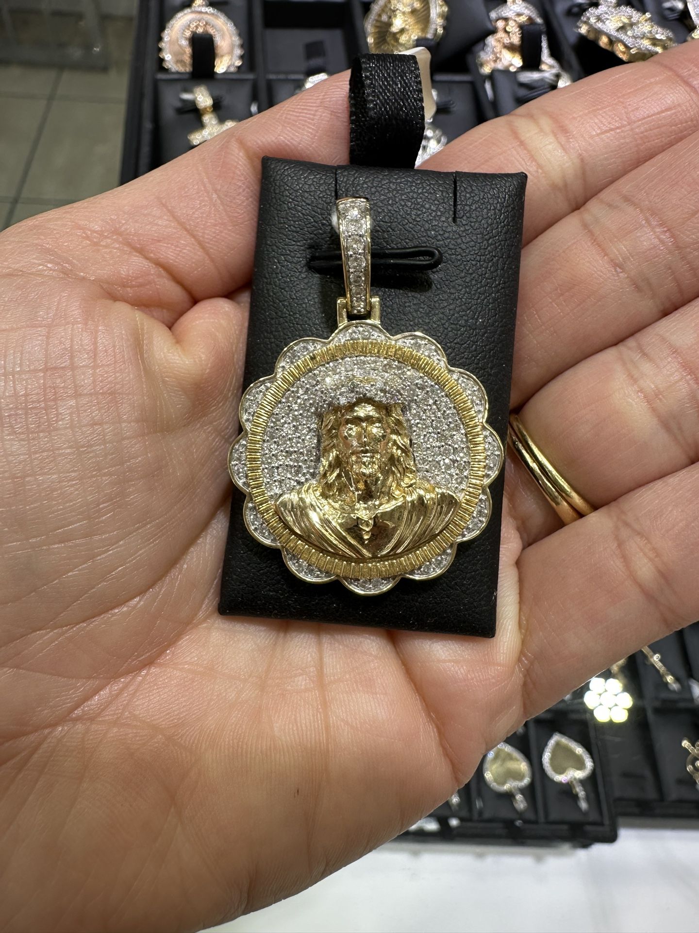 14k Jesús Charm Diamond Yellow Gold 