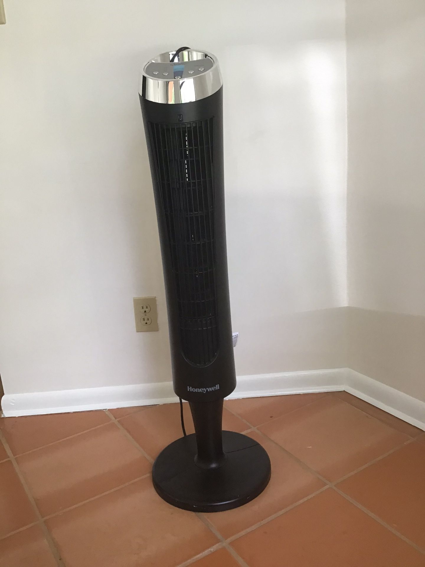 Honeywell Tower Fan w Remote