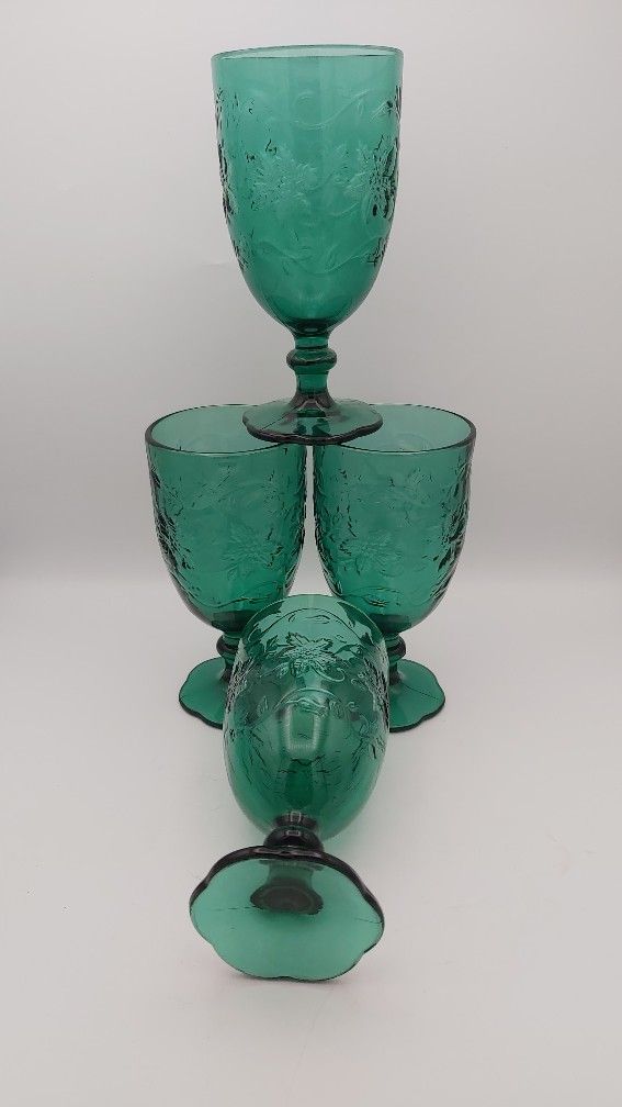 4 Vintage Princess House Fantasia 16oz Goblets With Embossed Poinsettias (Reacts To Blacklight)