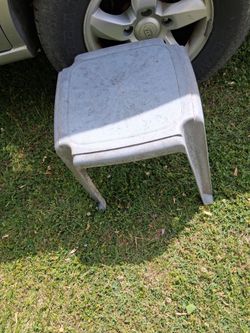 Green plastic stacking outdoor side table it does need cleaned and the paint is faded