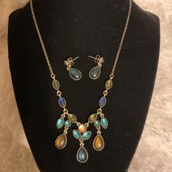 Golden/bronze  Necklace With Teardrop Shaped Dangling Stones With Matching Dangling Earrings (SAQ)