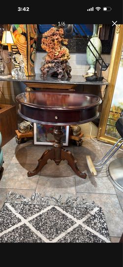 Beautiful round table 26 1/2 wide 28 1/2 tall