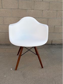 Silla. Plástico y madera