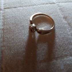 10 Karat 1.4 Pwt Gold Women's Diamond Ring Size.  6 3/4  (6) Full Cut Diamonds $150