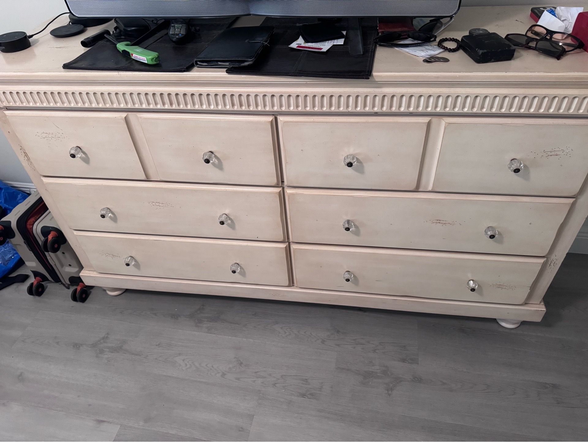 Like new Dresser with 6 draws