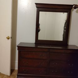 Dresser With Mirror 