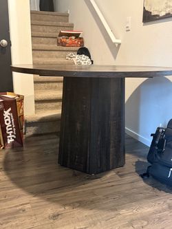 Round dining table like new!