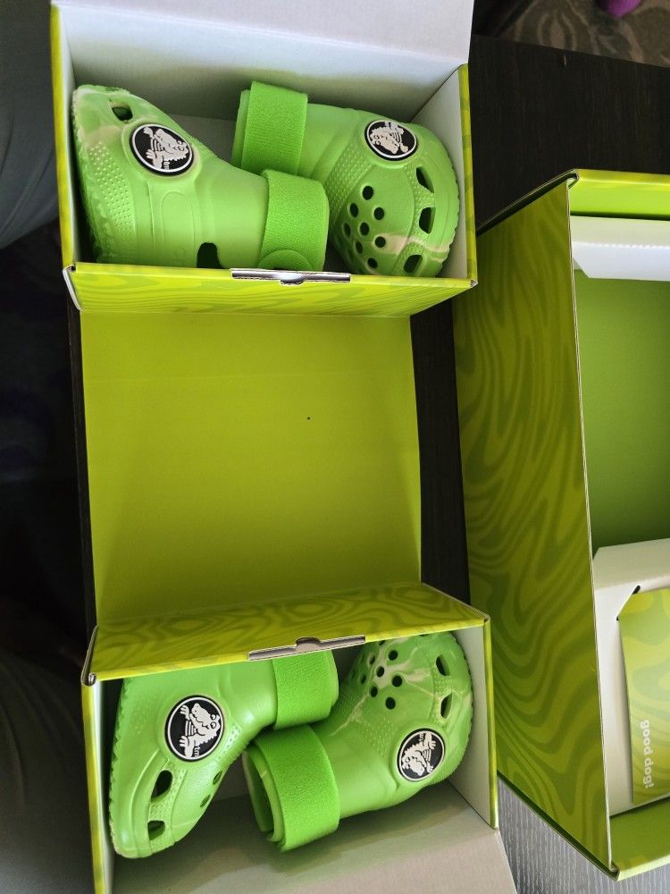 New w/ box large dog Crocs Green