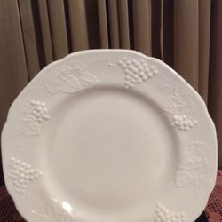 Indiana Colony White Milk Glass Dinner Plate.  Vintage From 1950’s-1960’s.  Excellent Condition 