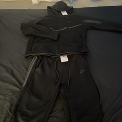 brand new nike tech sweatsuit with tags