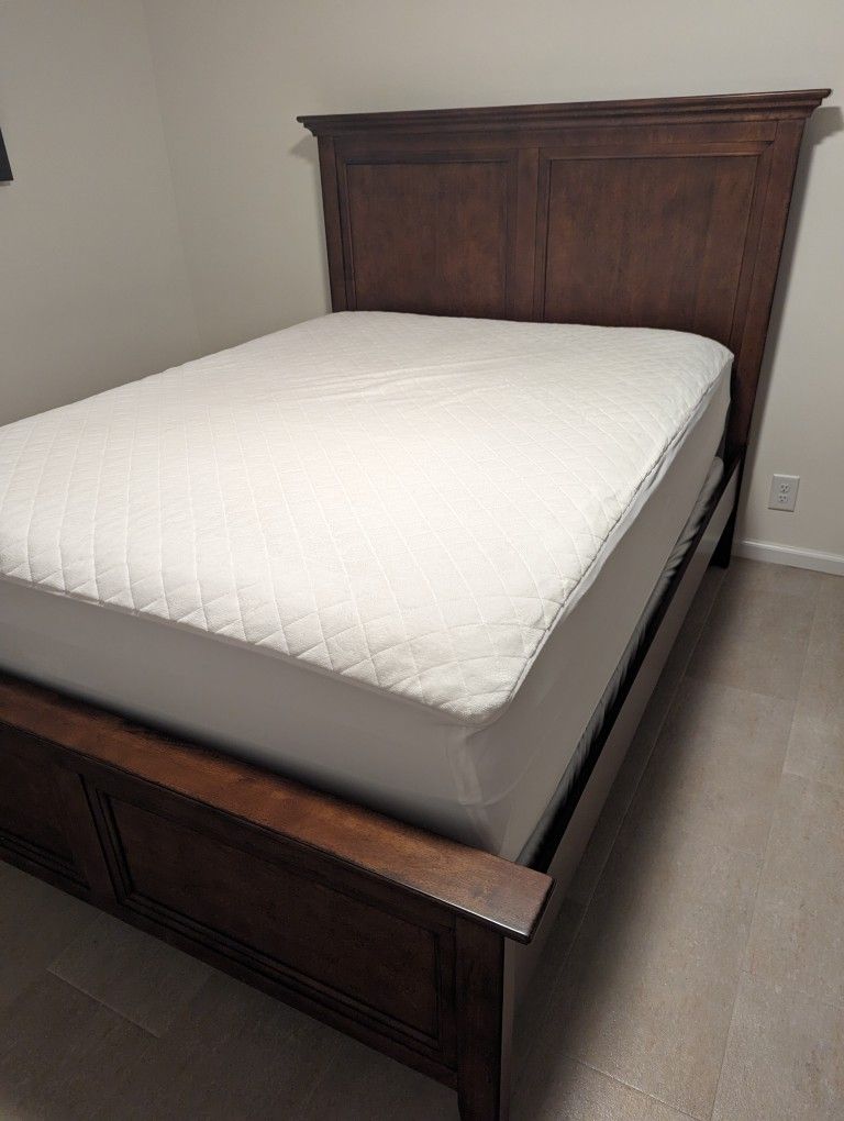 Solid Wood Queen Bed - Haverty's