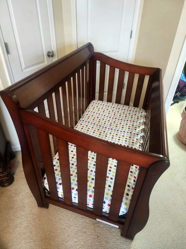 Delta Children Bentley Convertible 4-in-1 Crib