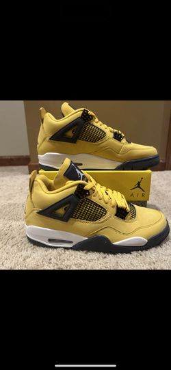 DS JORDAN 4 LIGHTNING  SIZE 10 BRAND NEW 