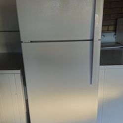 GE White Refrigerator 