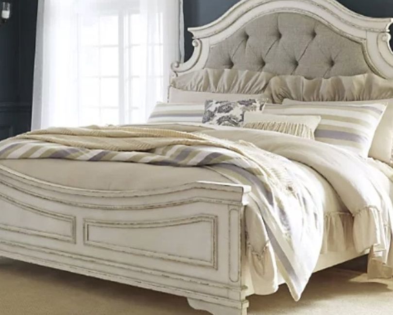 Realyn King Size Bedroom Set