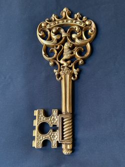 Vintage Ornate Gold Key Wall Art Plaque Lion Scroll Hollywood Regency 17”