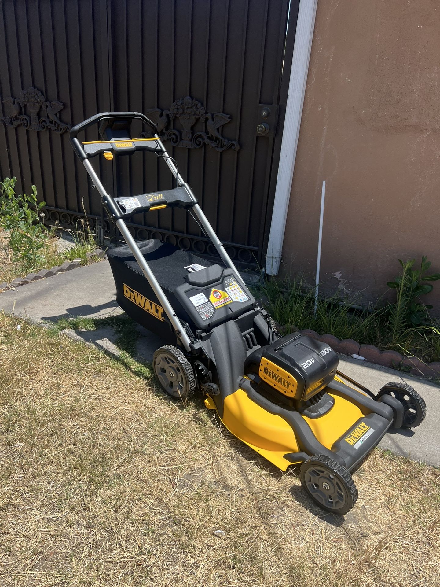 DEWALT 2x20V MAX 21 Cordless Battery Powered Push Lawn