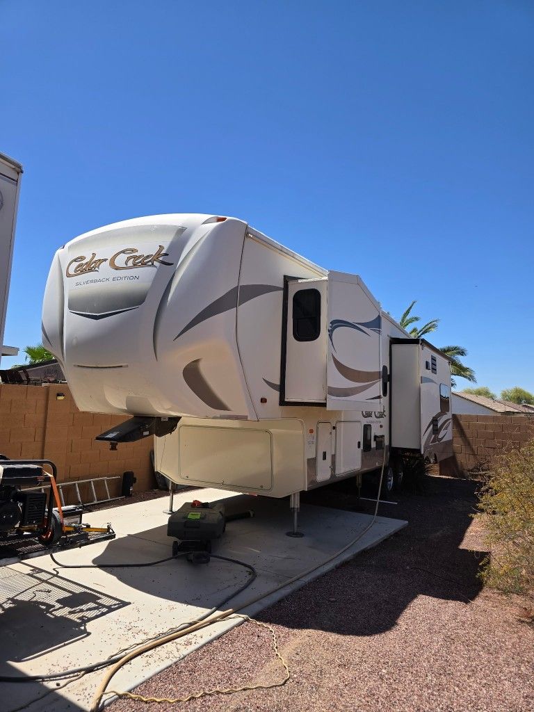 2017 Forest River CEDAR CREEK SILVERBACK 29IK