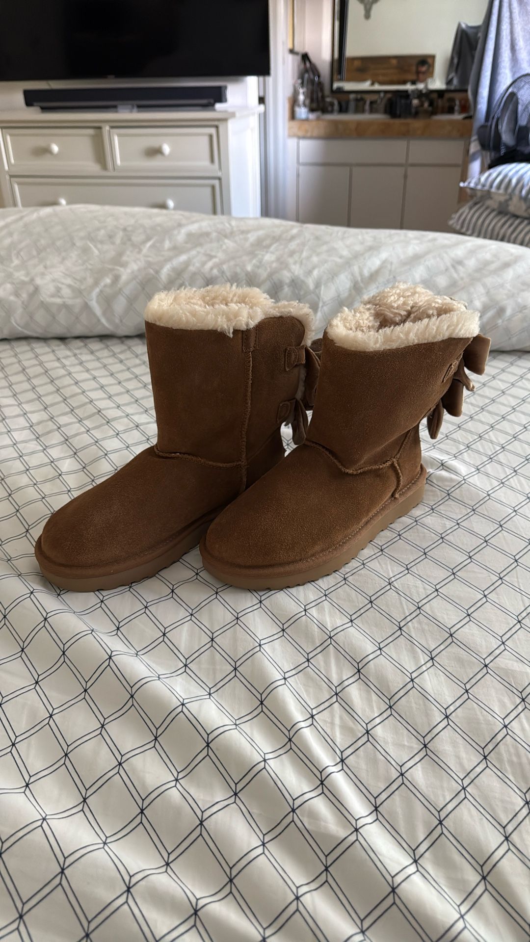 Ugg Bailey Bow Velvet Ribbon Faux Fur Lined Boot Kids Size 5 .