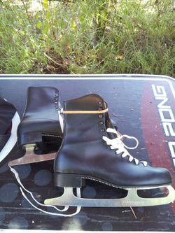 Size 7 figure skates