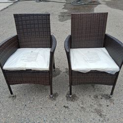 2 outdoor patio chairs with cushions New