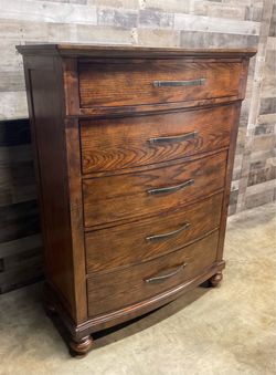 Exquisite Pure Hardwood Modern Chest of Drawers in Newer Condition