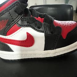 Jordan 1 MID 