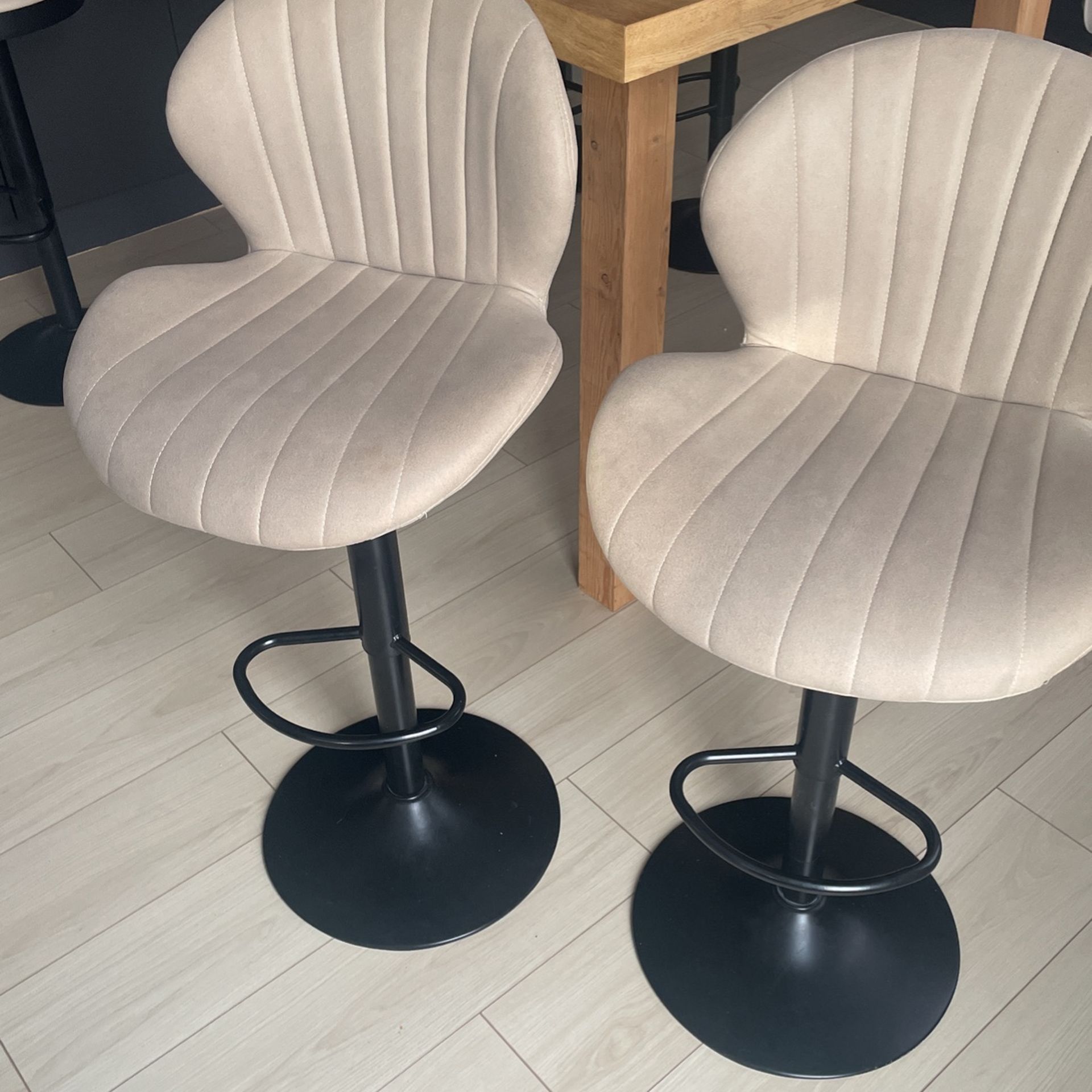 Adjustable counter bar height barstools