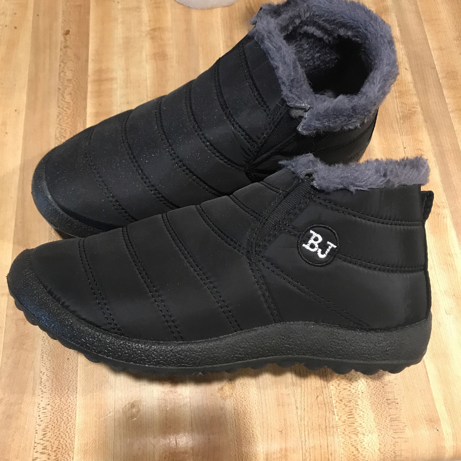 WINTER LINED SLIP PROOF BOOTS SZ 8