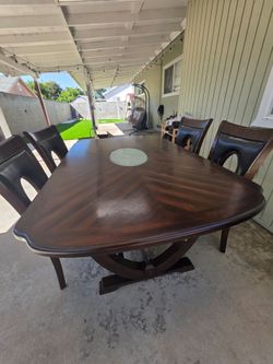 Beautiful Dining Table in Great Condition. Clean, and Ready for your Home!