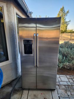 GE COUNTER DEPTH 2 DOOR STAINLESS STEEL REFRIGERATOR ( FRIDGE) WATER AND ICE AVAILABLE