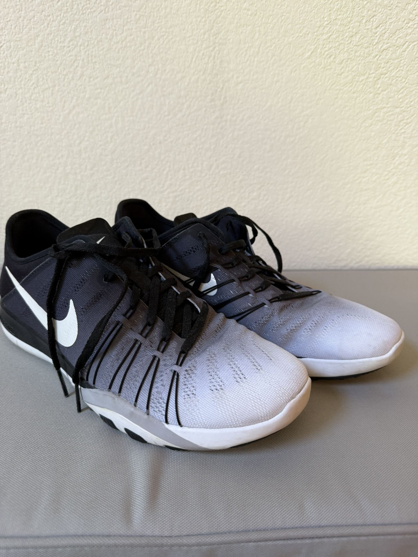 Women’s Nike Shoes Size 9