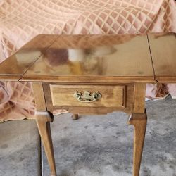 ETHAN ALLEN  2 WAY END TABLE! FOLDABLE LEAVES EXTEND!!