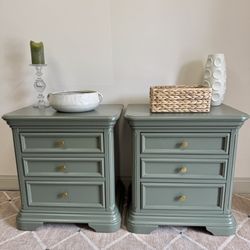 Stunning Green Pair Of Nightstands 