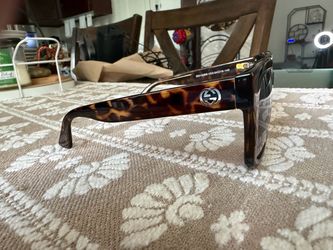 Woman’s Gucci sunglasses