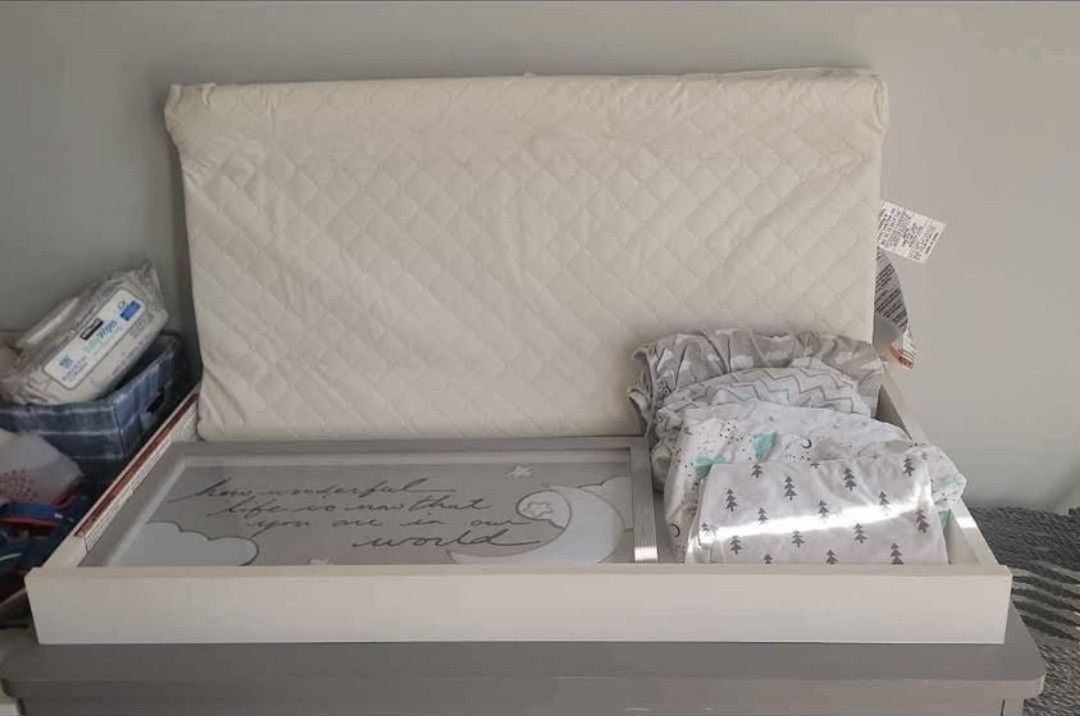 Cambiador de bebe con colchón y sabanas