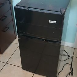 Igloo IRF32DDBK6A Mini Fridge