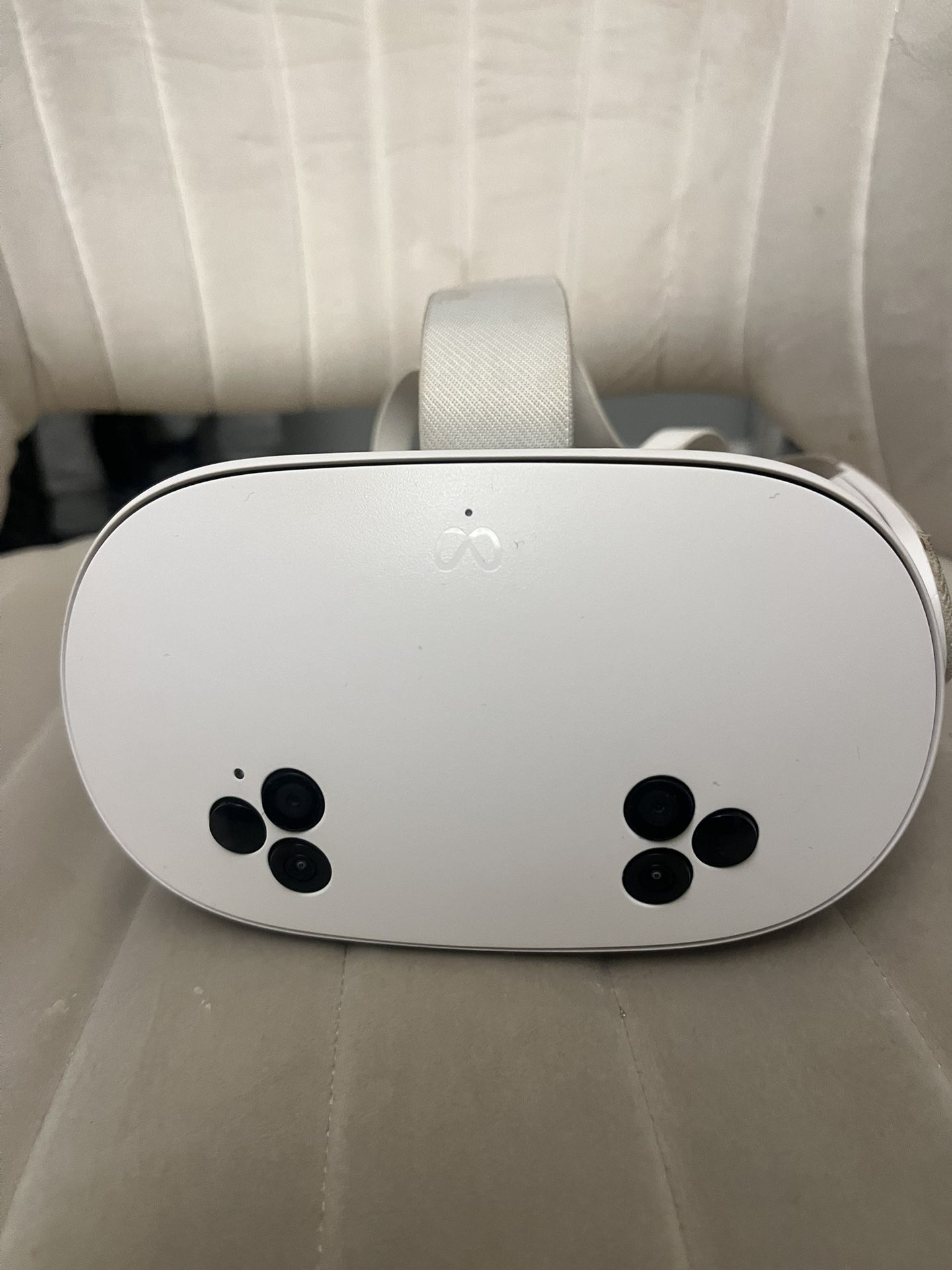 vr meta quest 3s stains on head part perfect condition both controllers work asking 350 we can work something out or trades 