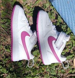 Toddler girls Nike tennis shoes size 7.5